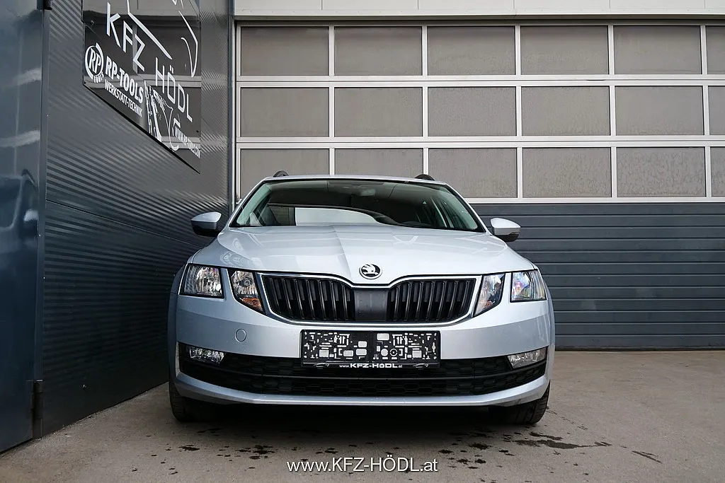 Skoda Octavia Combi 1,6 TDI Ambition DSG Image 3