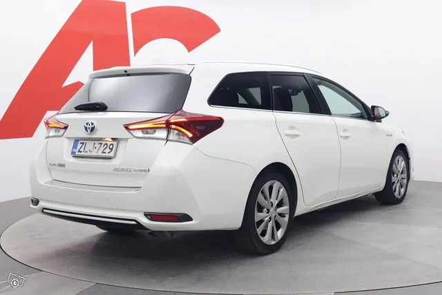 Toyota Auris Touring Sports 1,8 Hybrid Premium - PUOLINAHAT / 1-OMISTAJA / LOHKOLÄM. / NAVI / HUIPPUVARUSTELTU PREMIUM MALLI / UUDET KESÄRENKAAT Image 5